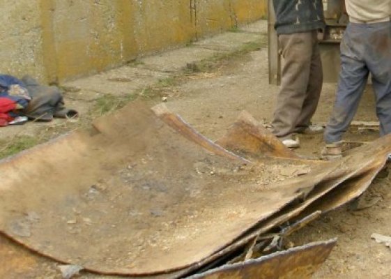 Prins cu deşeuri feroase în căruţă